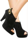 Ankle Boot Preto de Camurça com Laço Dourado